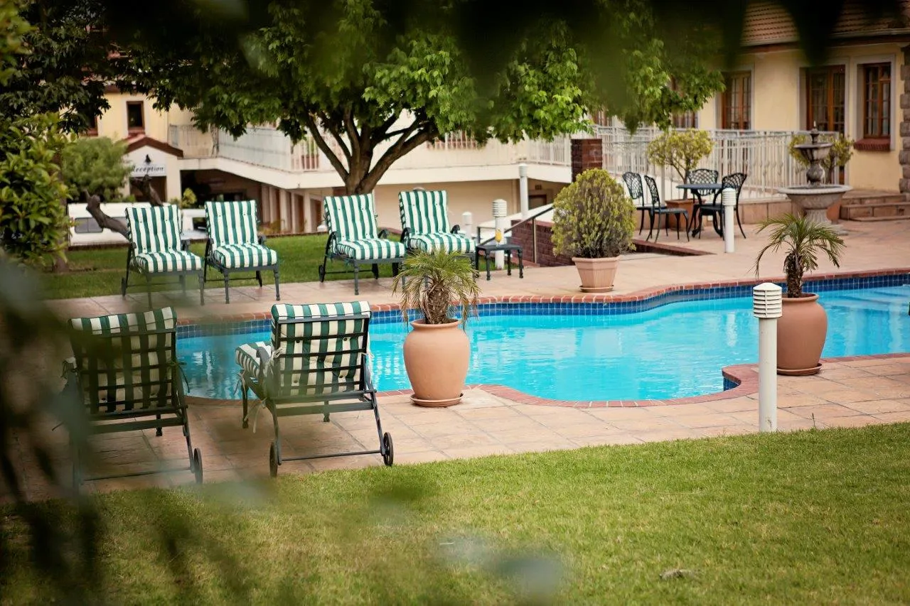 The pool and garden at Oak Tree Lodge